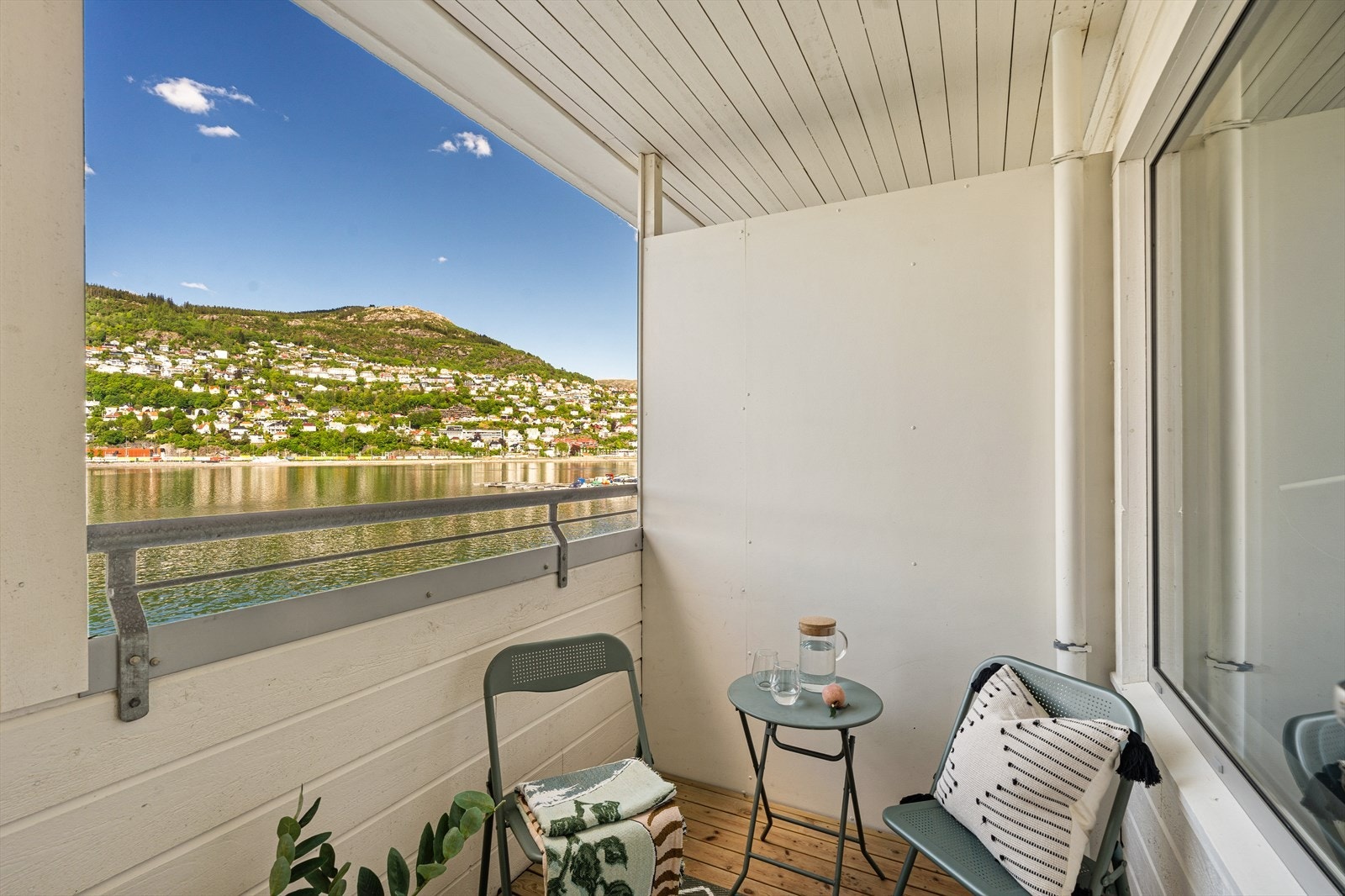 Utgang til privat altan som i tillegg er overbygget. Galleribilde