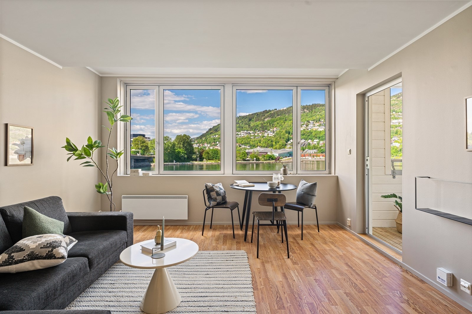 Vinduene går langs hele veggen og helt til tak. Galleribilde