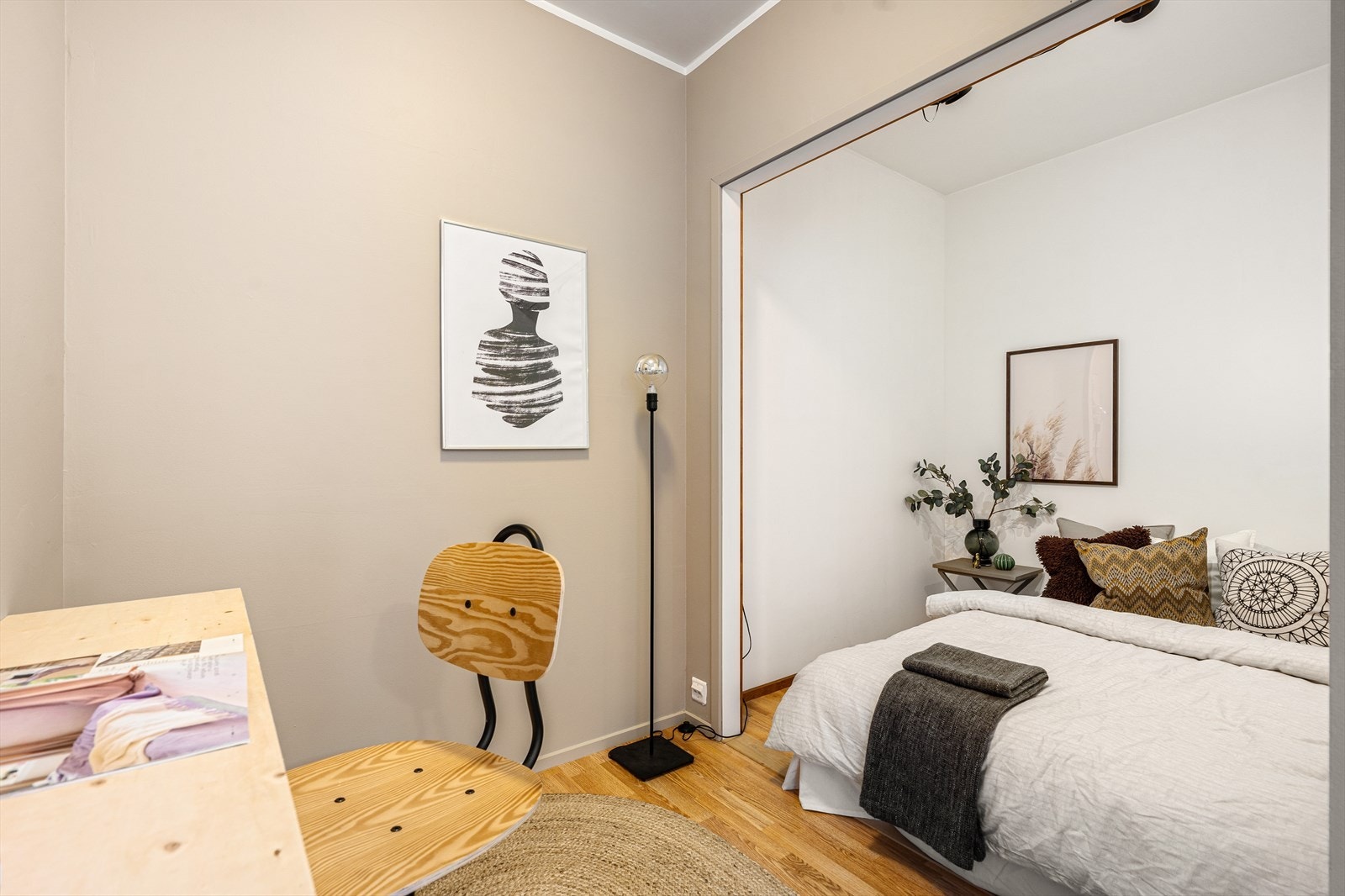 Fra kontorkroken er det inngang til stor bod som er benyttet som "gjestealkove". Galleribilde