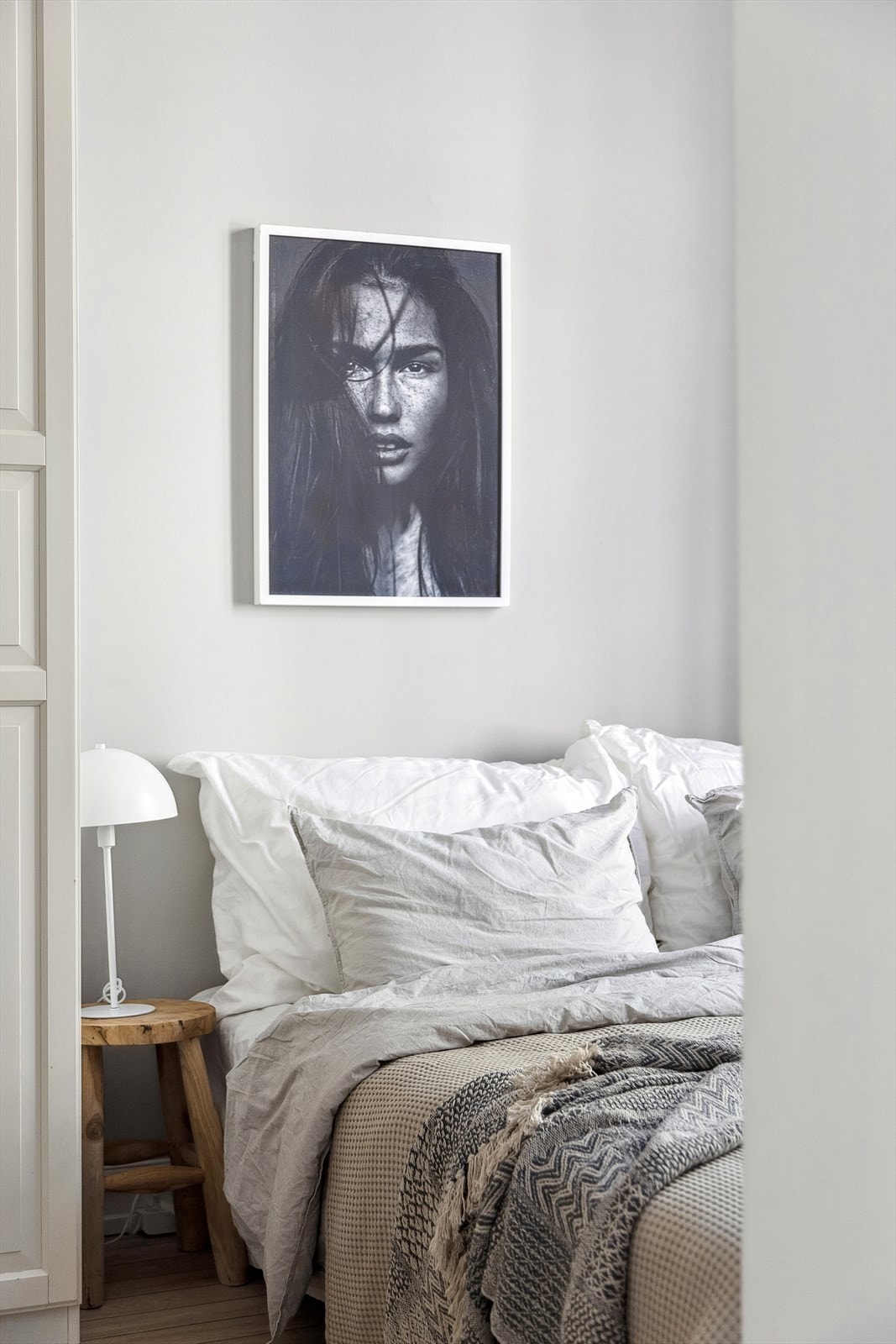 Videre byr boligen på ett romslig soverom. Galleribilde