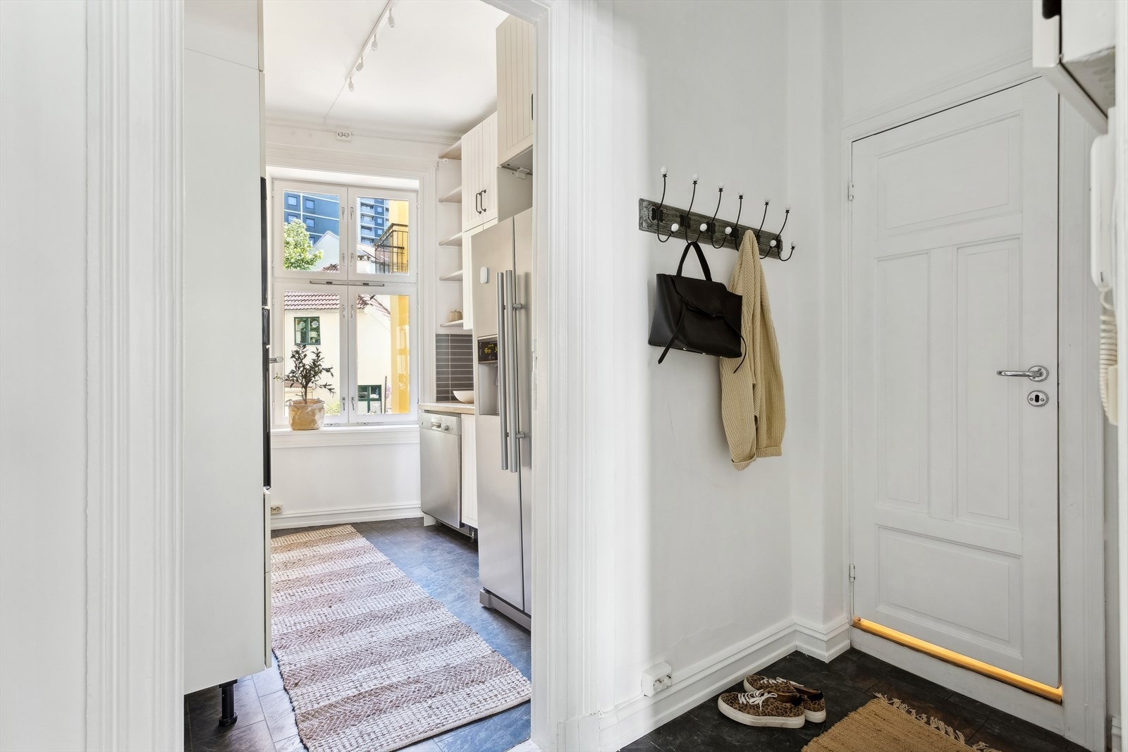 Når du kommer inn døren blir du møtt av en lys entré. Her er det god plass til å henge fra seg yttertøy på vegghengte knagger. Galleribilde