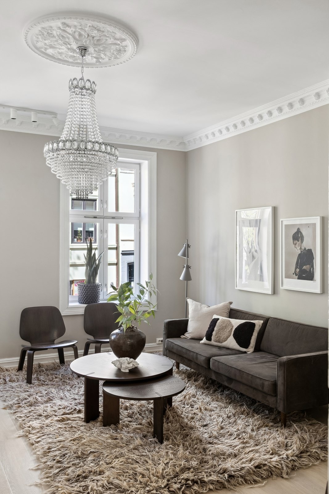 Leilighetens gode takhøyde er målt til opp mot 3 meter, i kombinasjon med store vindusflater skaper dette en luftig og god romfølelse. Galleribilde