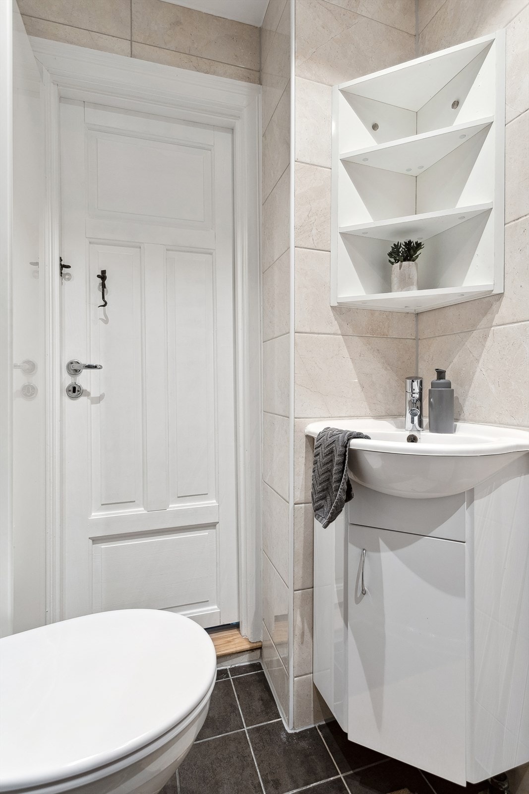 Her har du akkurat plass til det du trenger. Det gjøres oppmerksom på at det er brudd på varmekablene. Galleribilde