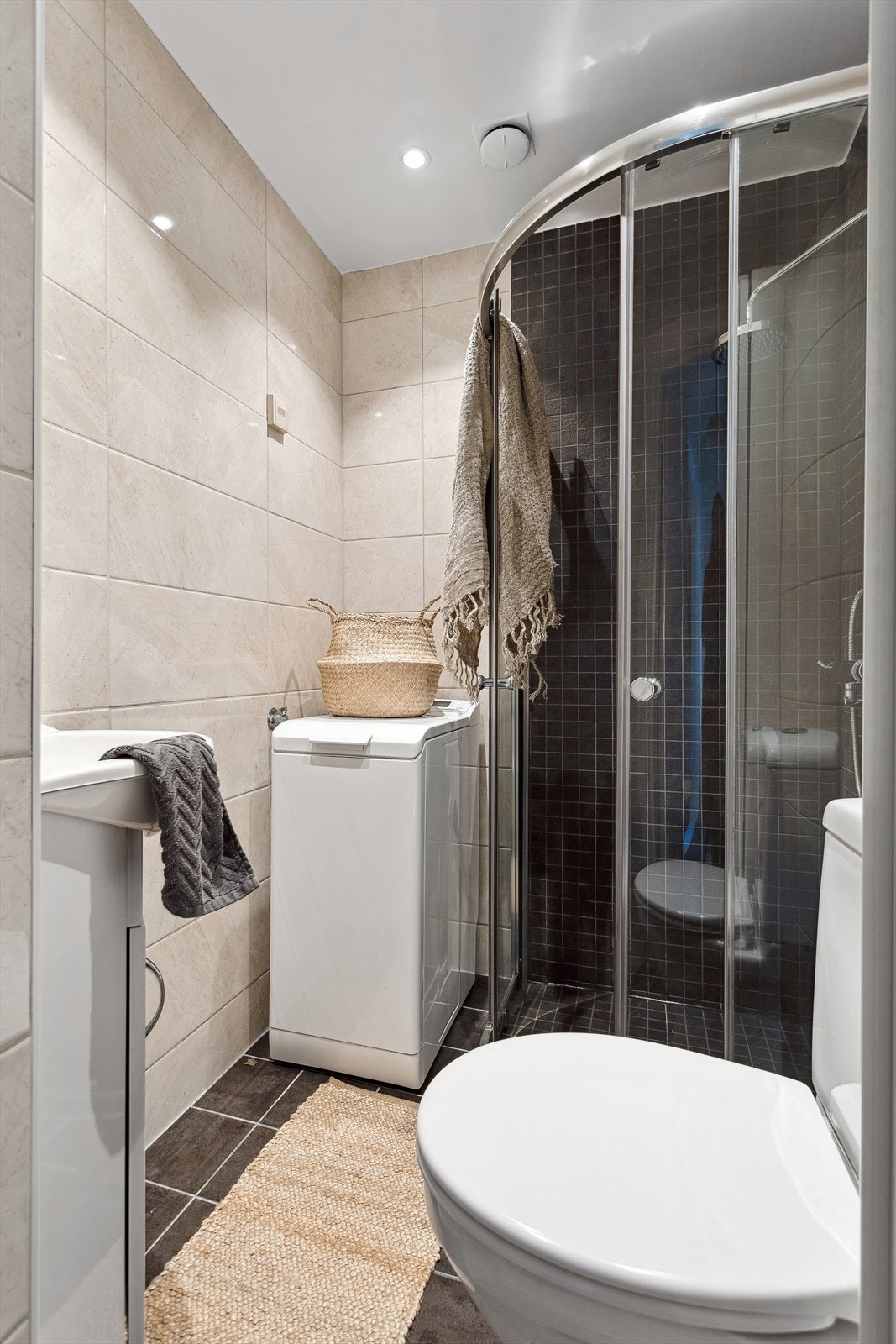 Baderommet har flislagt gulv/vegger og downlights i himling. Plass og opplegg for vaskemaskin. Galleribilde