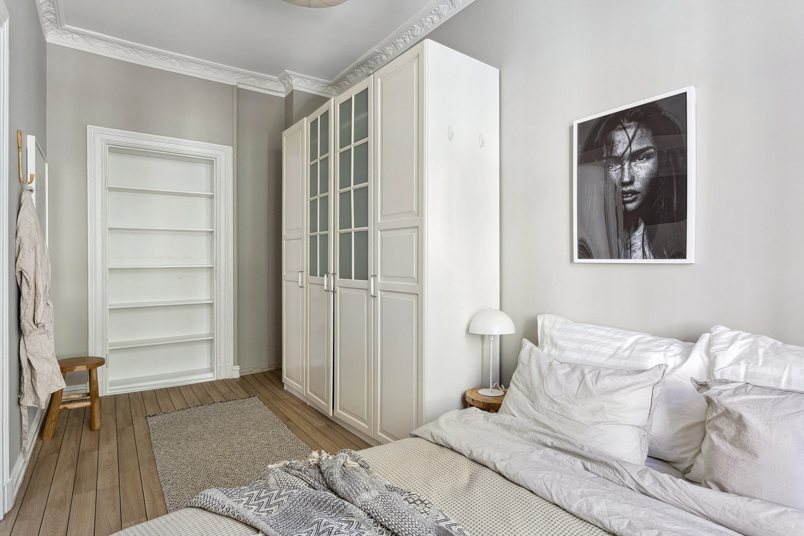 Klær kan pent ryddes bort i et romslig garderobeskap. Galleribilde