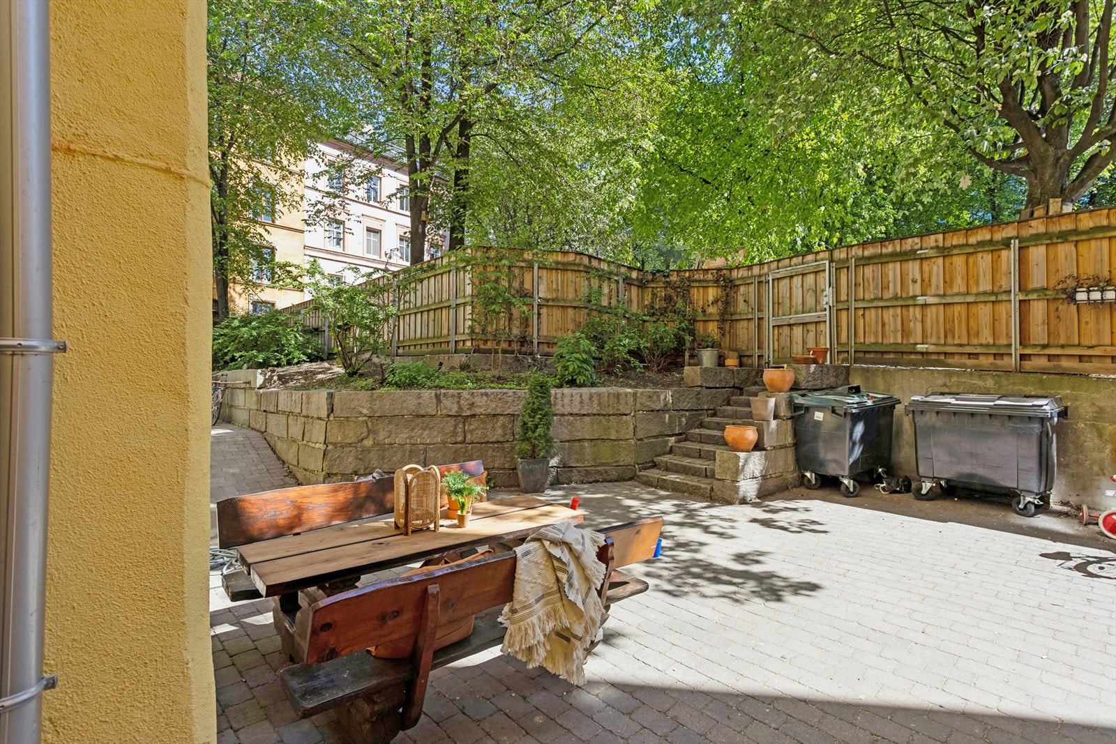 Borettslaget har en pent opparbeidet bakgård med sittegruppe og hyggelig grøntutsyn. Galleribilde