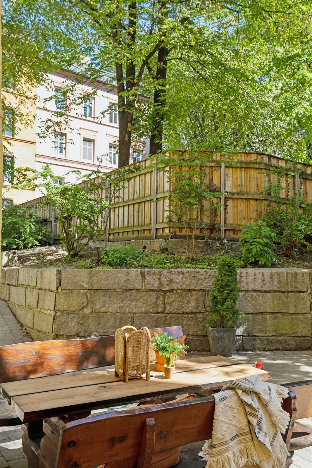 Fra bakgården har du direkte tilgang til Gartnerløkka, en park bak gjerdet som Oslo kommune totalrenoverer med ferdigstillelse sommer 2024. Galleribilde