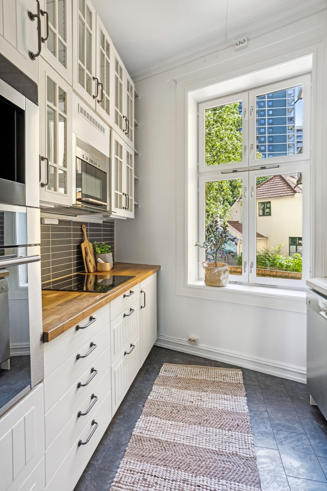 Kjøkkenet ligger praktisk plassert i et eget rom. Galleribilde