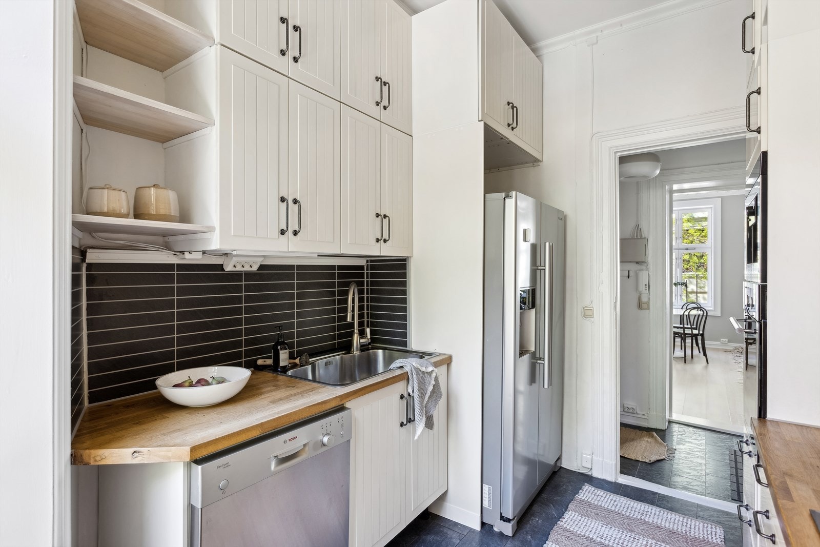 Kjøkkenet er utrustet med moderne hvitevarer. Galleribilde