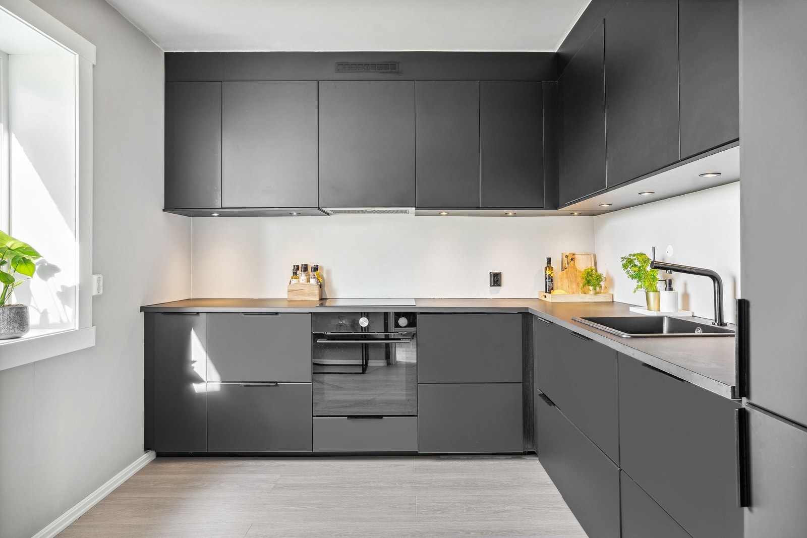 Kjøkkenet ble ferdigstilt i 2024 - Det medfølger integrerte hvitevarer fra Ikea. Belysningen kan styres via appen Plejd. Galleribilde
