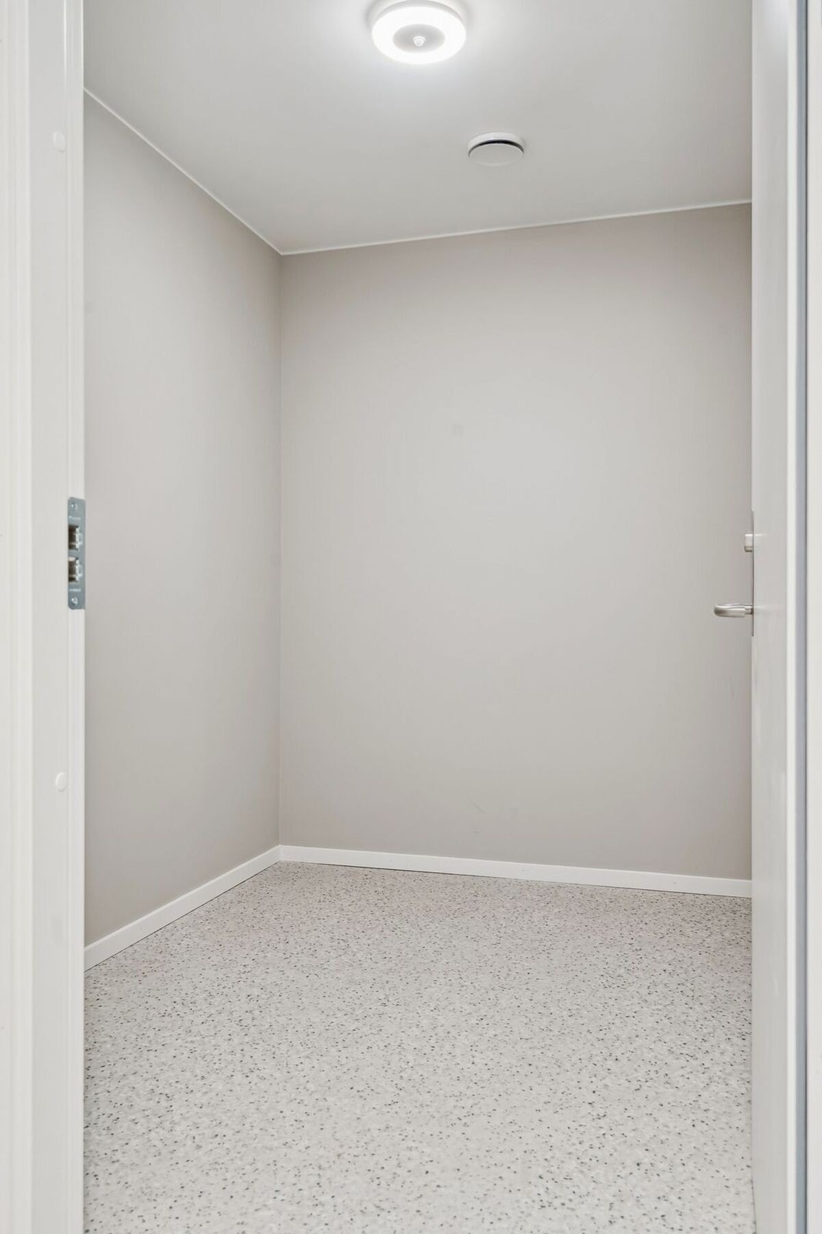 Det følger med en utvendig bod til leiligheten. Den er i gangen. Galleribilde