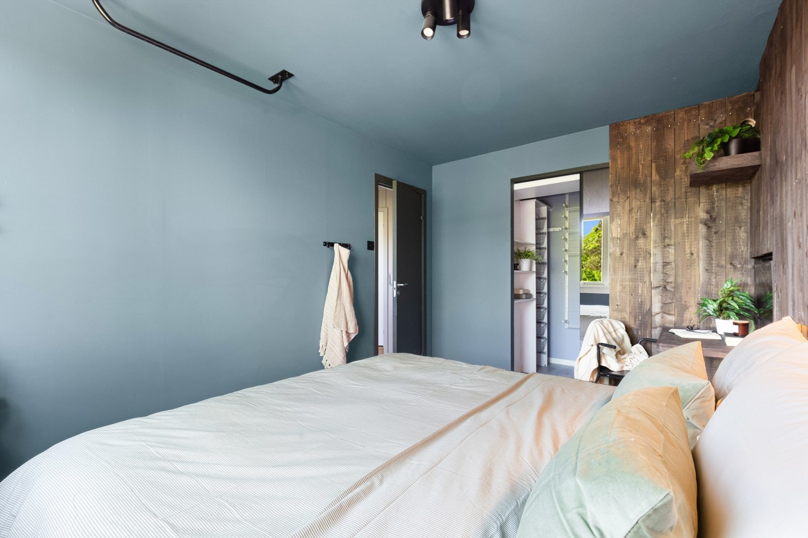 Hovedsoverommet har også adkomst til en stilig walk-in closet som er gjemt bak en fin en fin skyvedør. Galleribilde