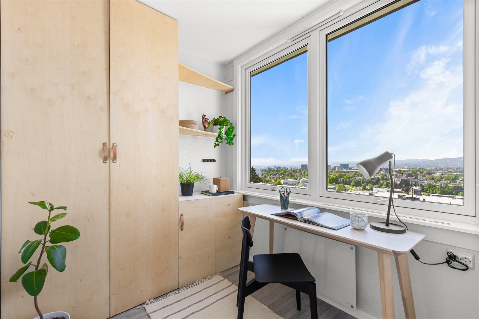 Praktisk soverom/kontor med god plass til skrivepult og diverse møblement. Det er også plass til seng med oppbevaringsmuligheter. Galleribilde