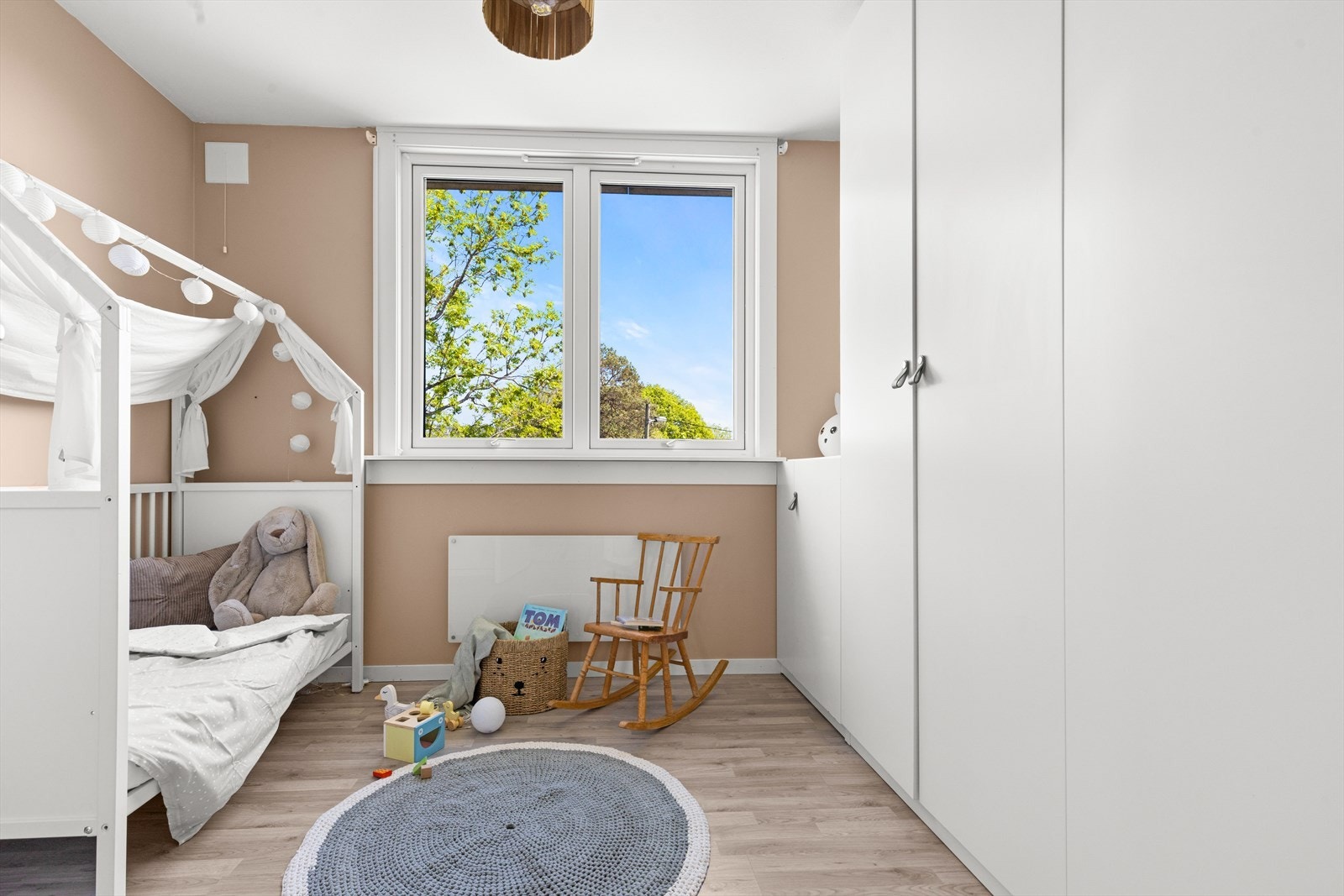 Hyggelig soverom 2 med god plass til seng og garderobeskap. Galleribilde