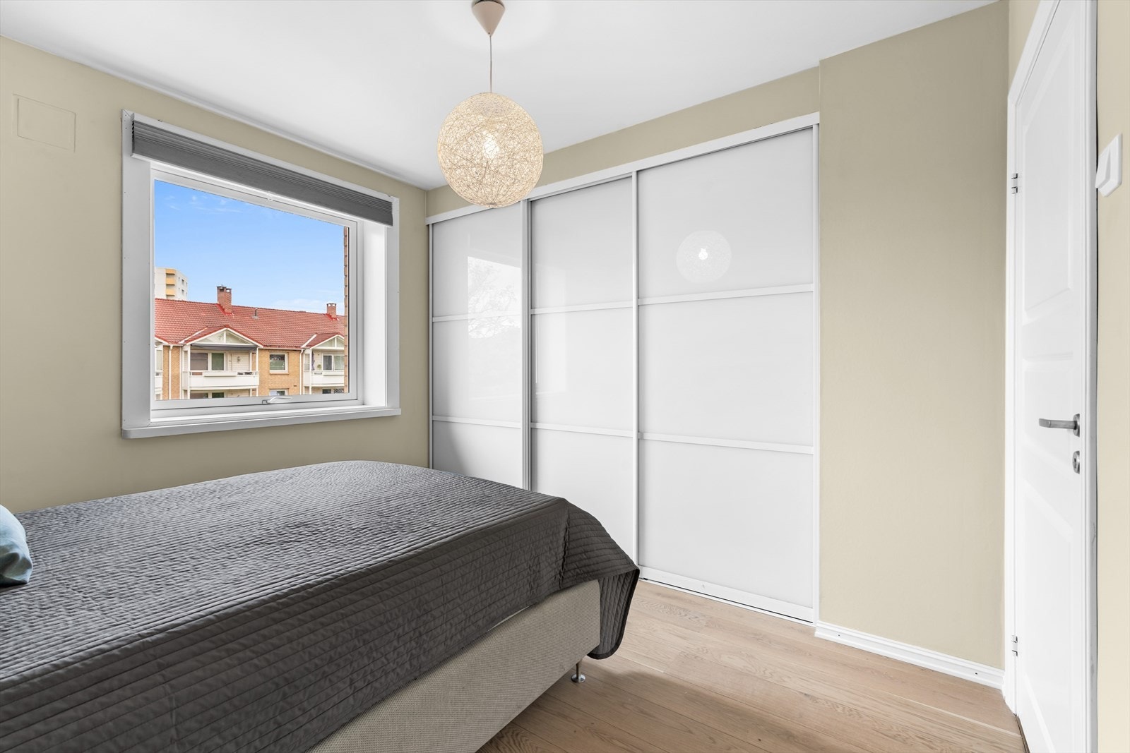 Romslig soverom med god plass til dobbeltseng, nattbord m.m. Stor skyvedørsgarderobe for oppbevaring. Galleribilde