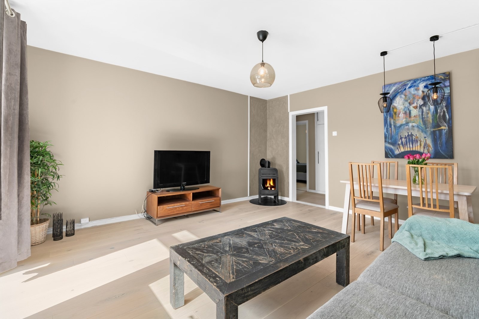 Stue:
Leiligheten har en romslig stue med god plass til sofa, tv-seksjon og spisebord. Vedovn for ektra hygge. Galleribilde