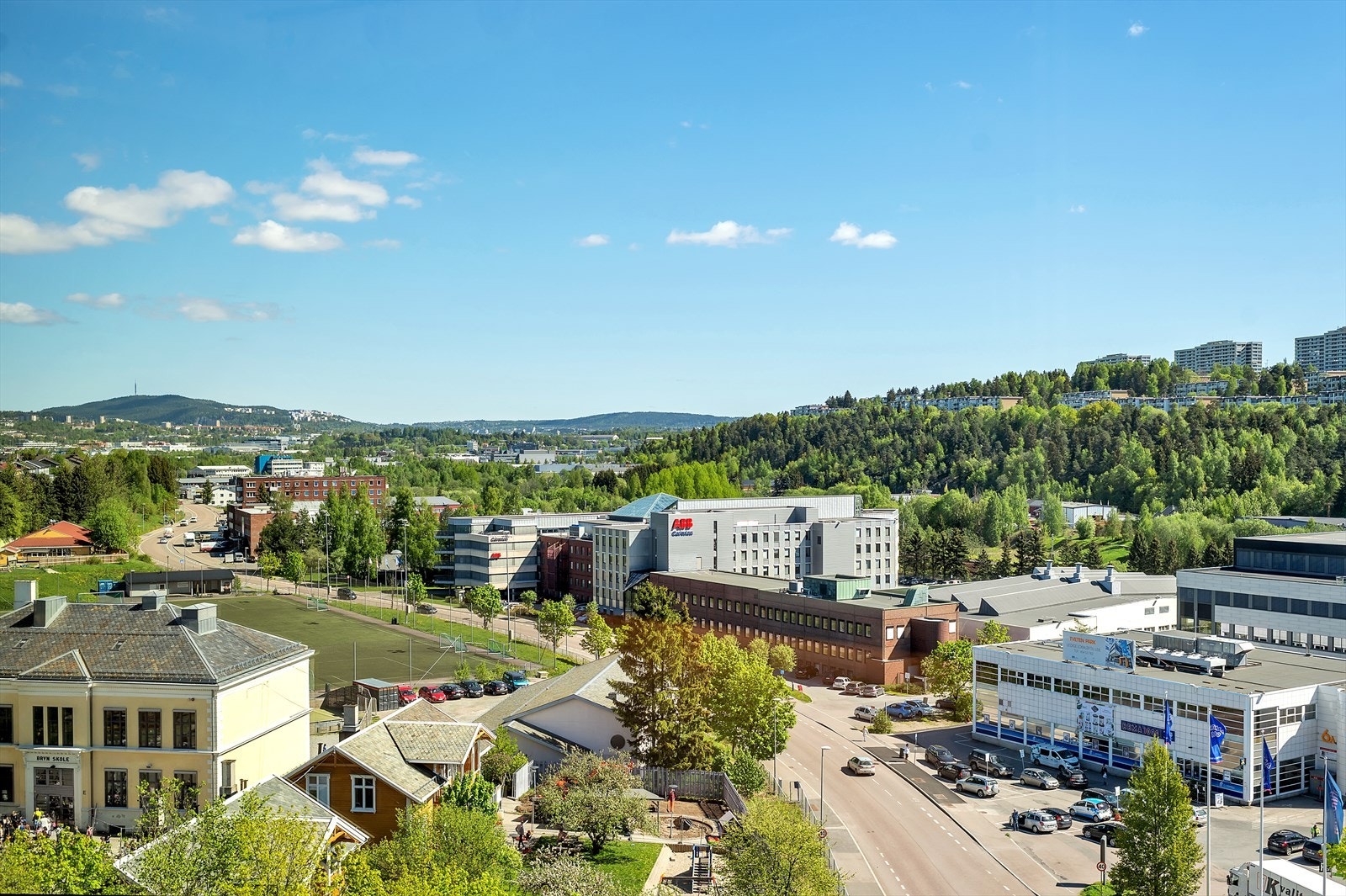 Kun et par minutters gange til døgnåpen Joker, Rema1000, Europris, apotek og treningssenter. Galleribilde