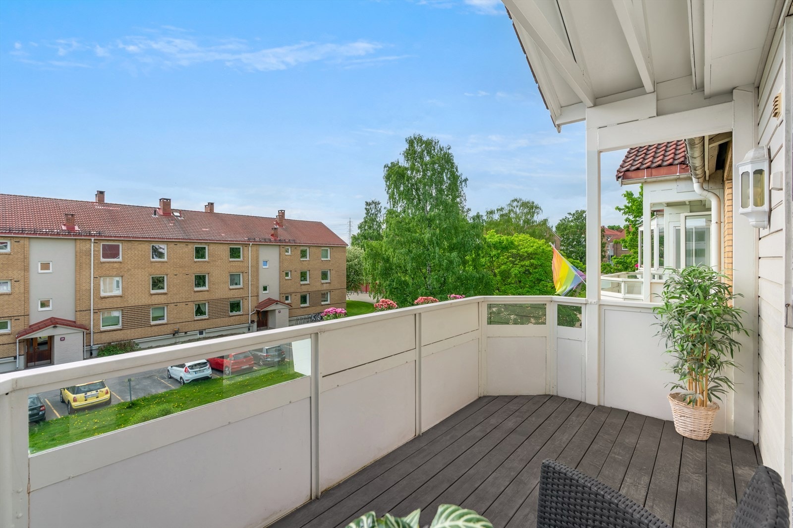 Solrik overbygget balkong pa ca. 7 m² med plass til utemøbler. Galleribilde