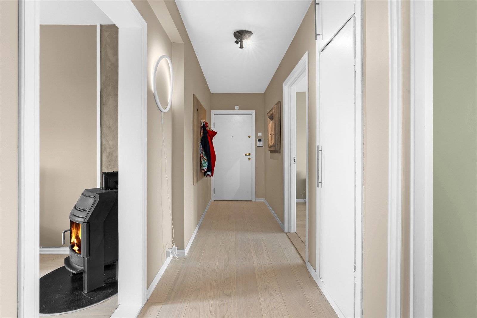 Lys og flott entré/gang med plass til klesavheng. Leiligheten har lekker enstavs parkett fra 2023. Galleribilde