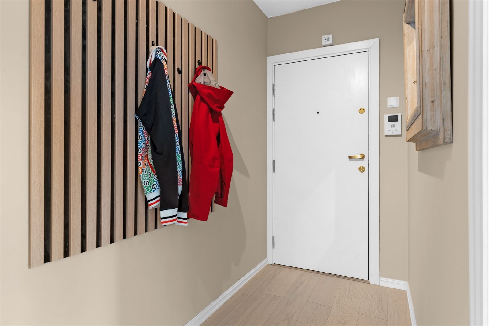 Lys og flott entré/gang med plass til klesavheng. Galleribilde
