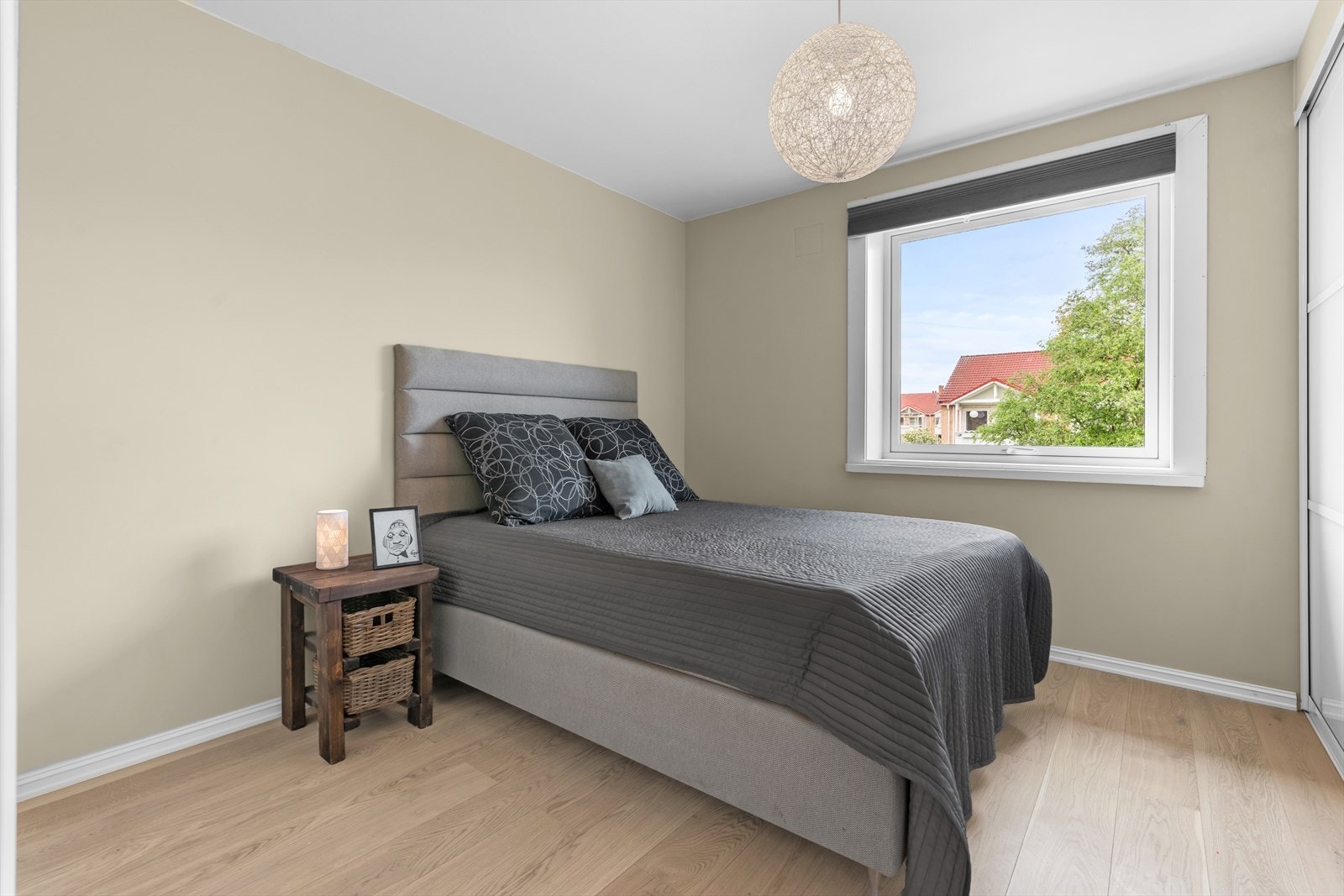 Romslig soverom med god plass til dobbeltseng, nattbord m.m. Stor skyvedørsgarderobe for oppbevaring. Galleribilde