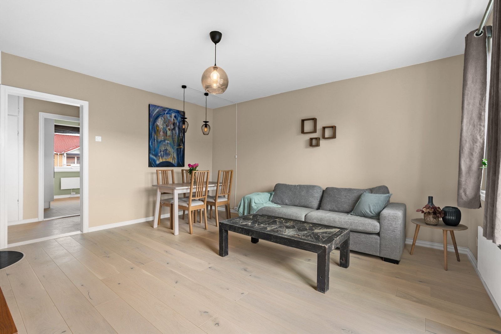 Leilighetens beliggenhet i 3. etasje, samt store vindusflater sørger for rikelig med naturlig lys. Galleribilde