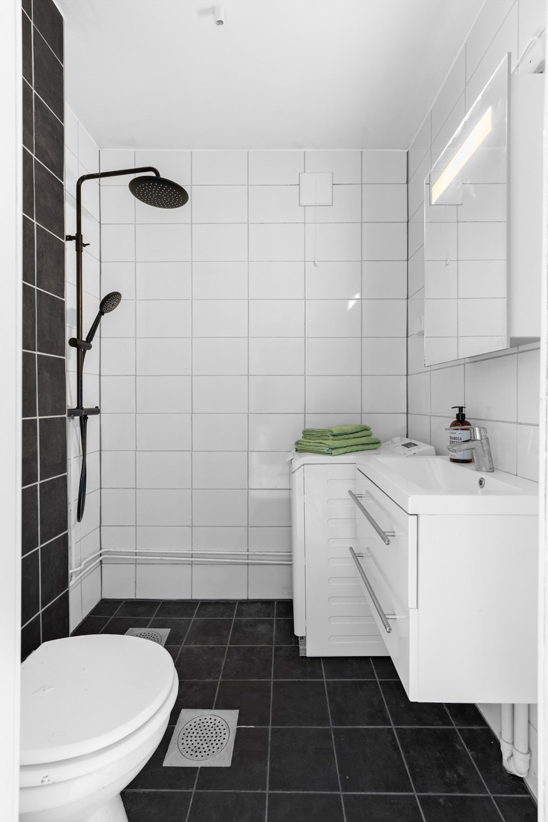 Moderne og lekkert flislagt bad med varmekabler i gulv. Galleribilde