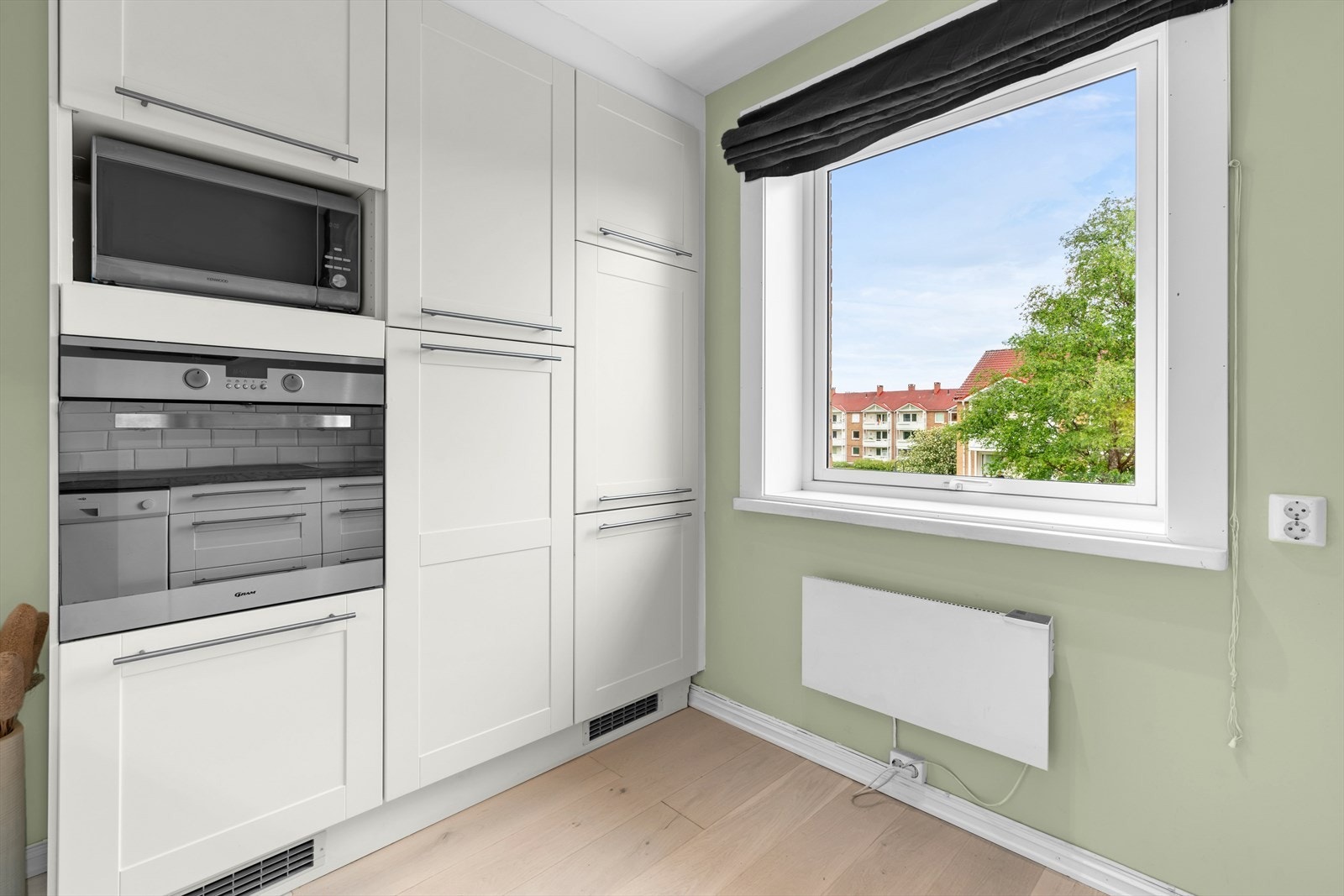 Stort, delikat og flott kjøkken med plass til spisebord. Galleribilde