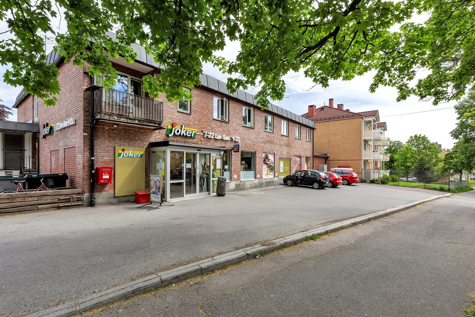 Nærbutikkene Joker og Rema 1000 ligger i gangavstand til leiligheten. Joker er døgnåpen! Galleribilde