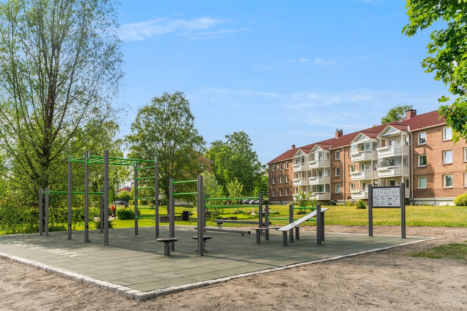 Området er rolig, men sentralt. Kort vei til fasiliteter og servicetilbud. Galleribilde