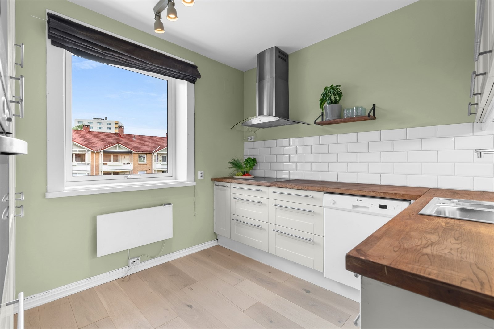 Stort, delikat og flott kjøkken. Profilerte fronter og benkeplate av heltre. Galleribilde