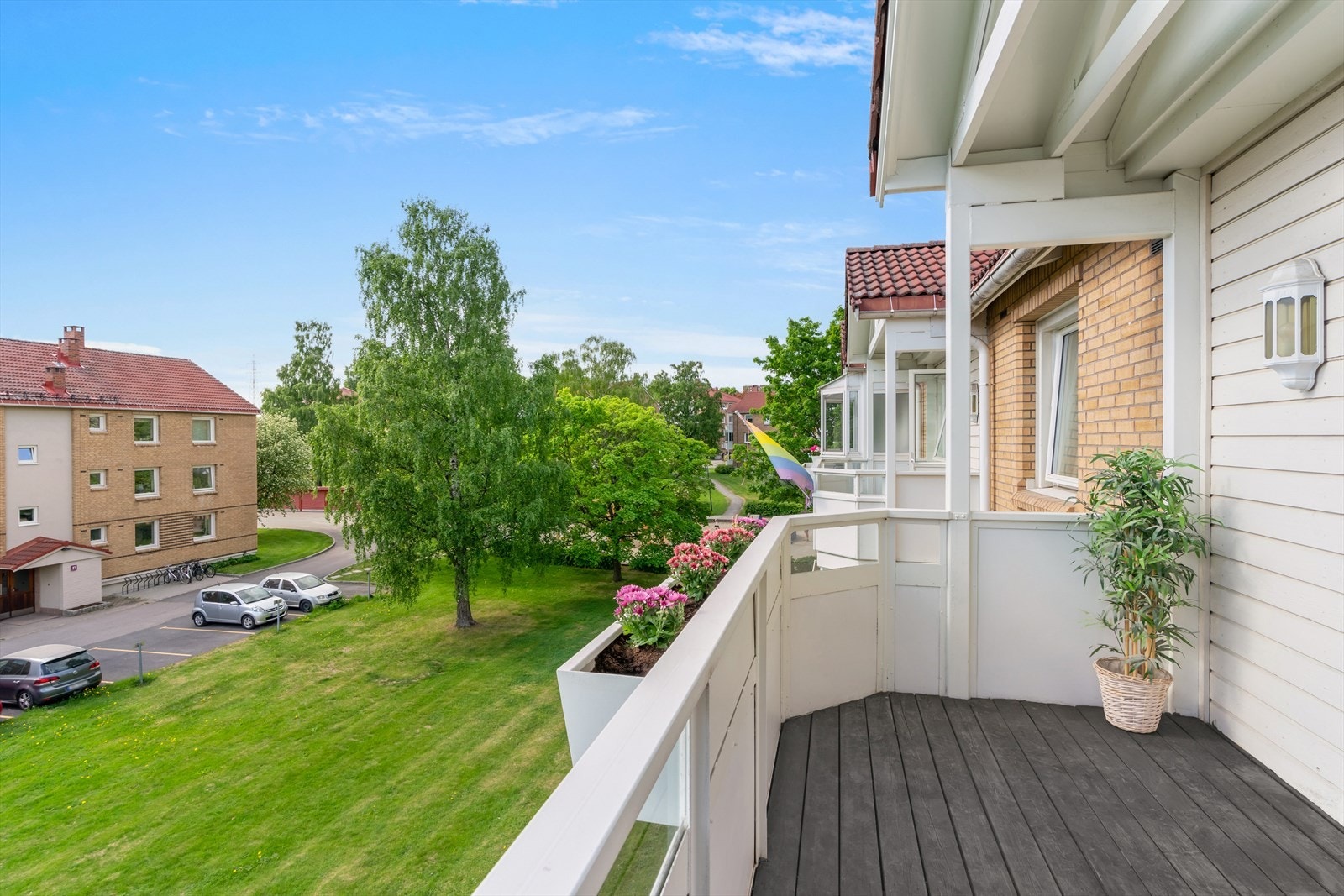 Balkongen er sydvestvendt og har hyggelig utsyn mot borettslagets grøntomrader. Galleribilde