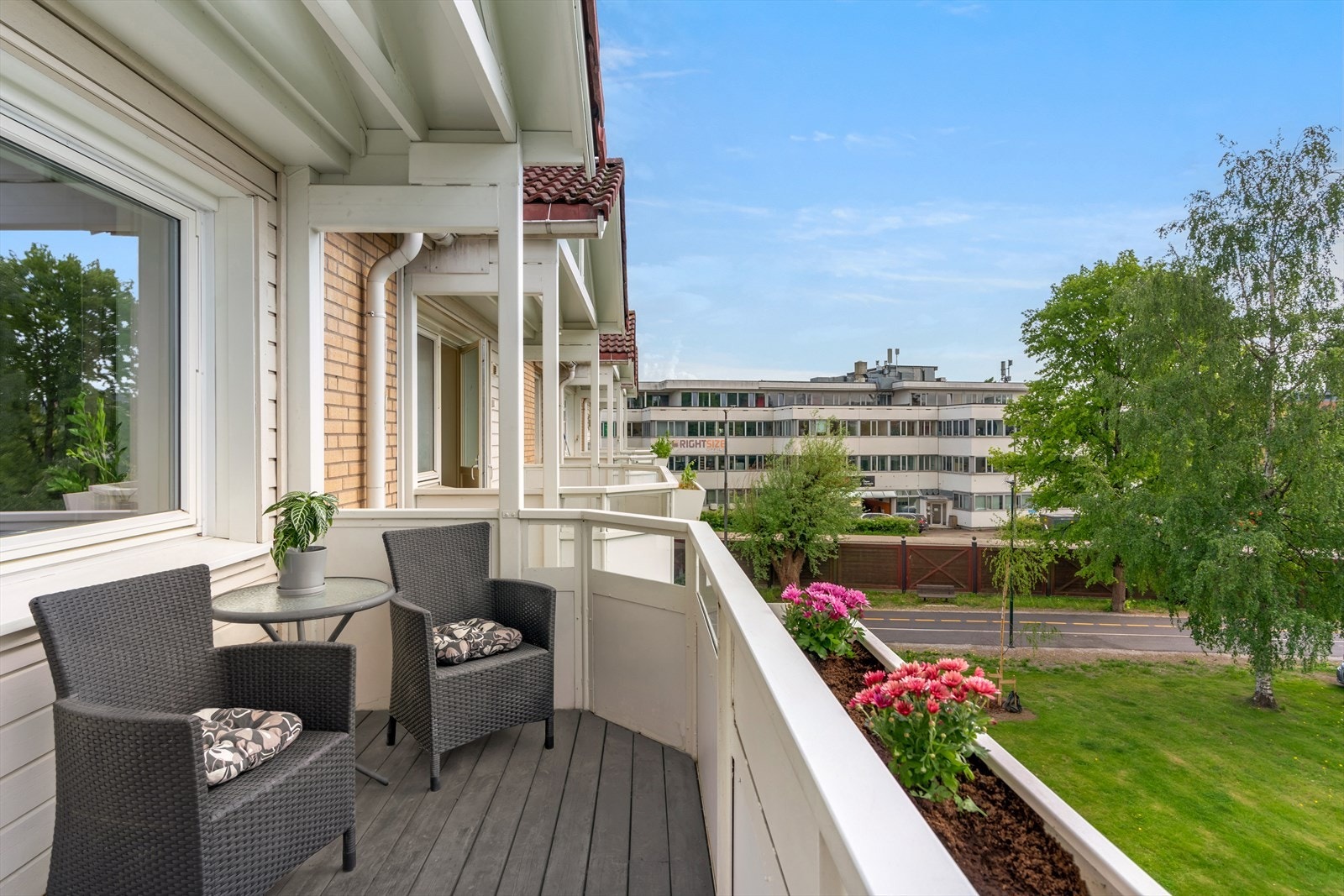 Hyggelig utsyn mot grønne omgivelser. Galleribilde