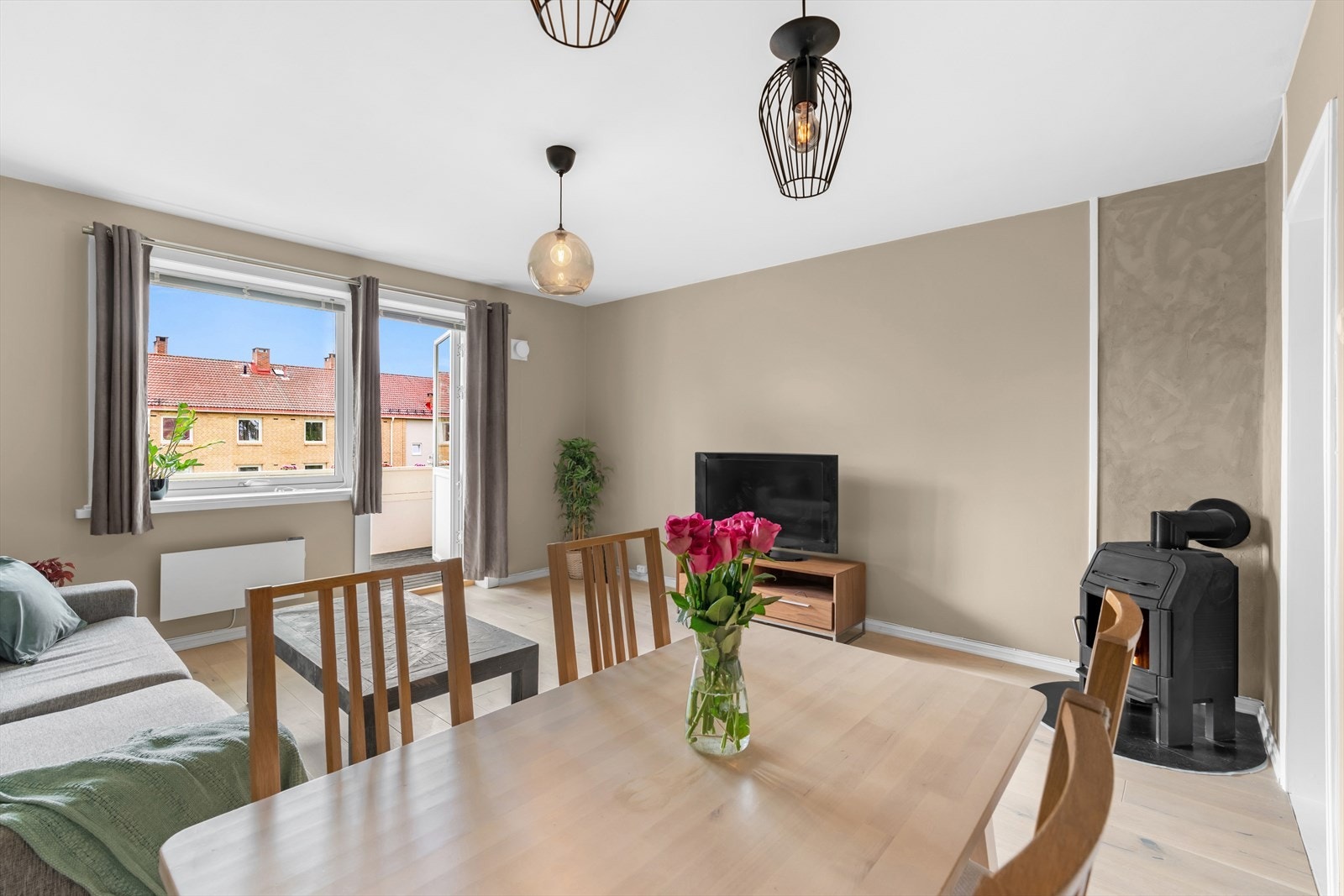 Rålekker 2-roms med god planløsning. Enstavs parkett og malte overflater fra 2023. Galleribilde