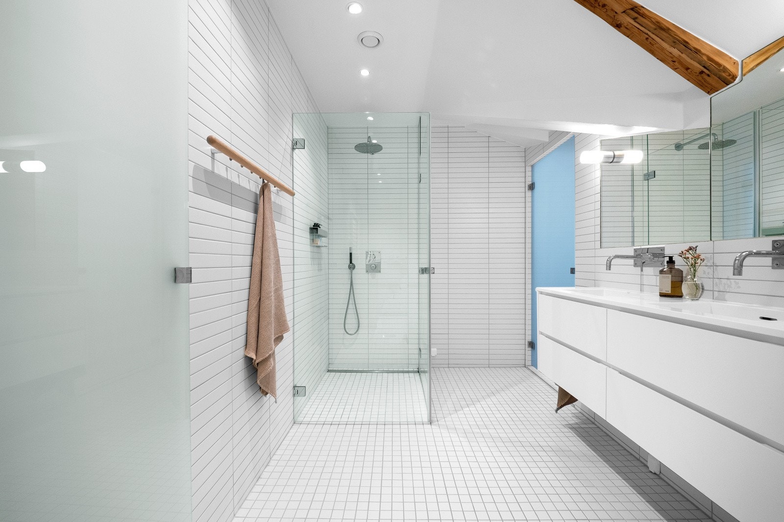 Videre er hovedbadet utstyrt med stor dusjnisje med glassvegger etter mål, og rainshower fra Tapwell med veggmontert hånddusj. Galleribilde