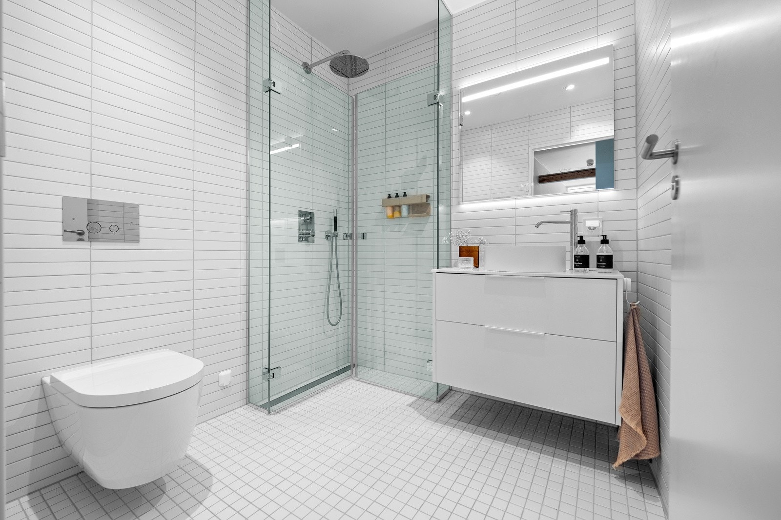 Bad nr 2. Badet har vegghengt toalett, dusjhjørne med glassvegger og dører etter mål. Galleribilde