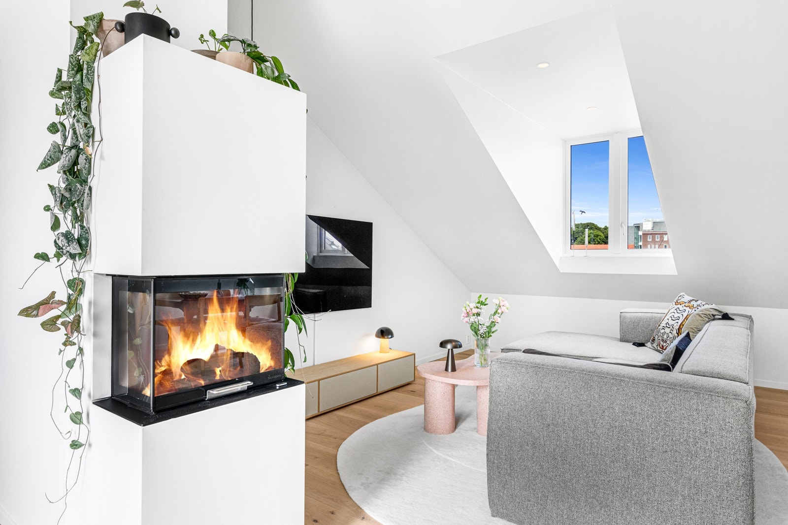Godt plassert, mellom kjøkkenet og stuen, gir en rålekker peis fra Nordpeis god varme og synlig flammebilde fra tre sider. Galleribilde