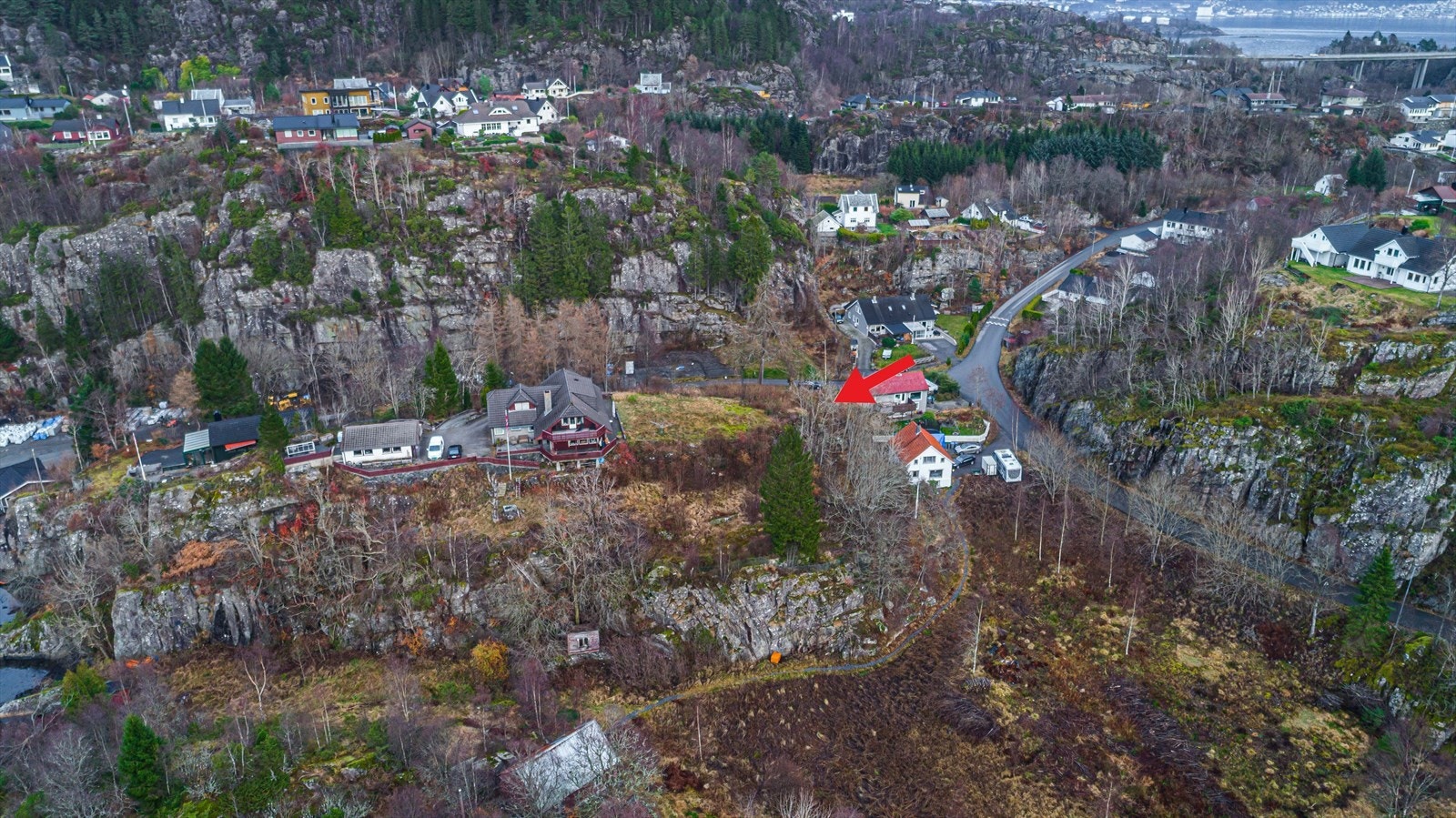 Gode solforhold, forholdsvis lun og skjermet beliggenhet med utsikt mot nærområdet og mot sjø. Galleribilde