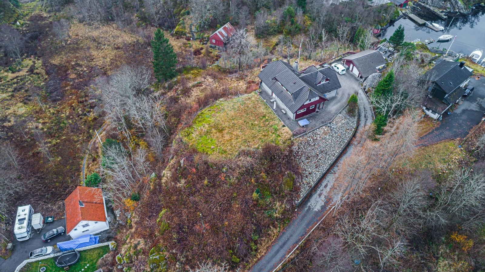 Sentral beliggenhet med kort vei til buss, barnehage, barneskole og Strusshamn senter med post, lege fysioterapeut etc. Galleribilde