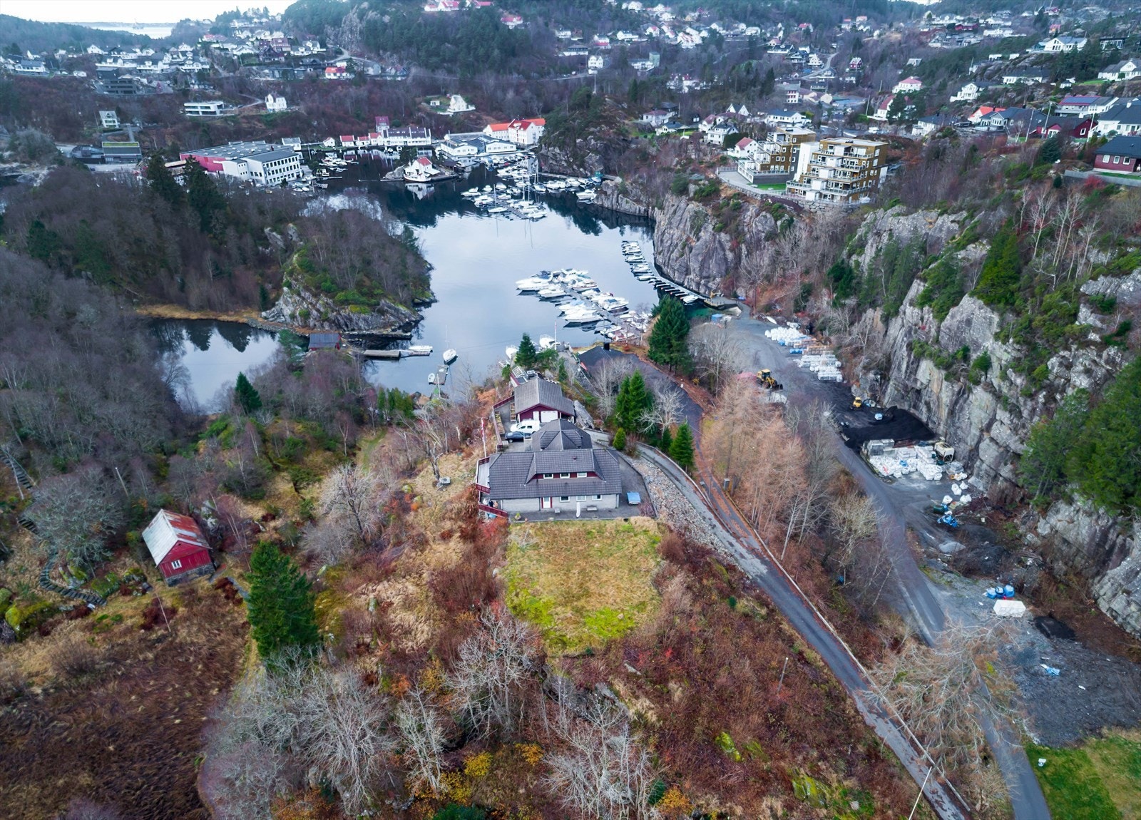 Det er etablert en del næringsvirksomhet ved Strusshamn havn/- Skarholmen med flere arbeidsplasser. Galleribilde