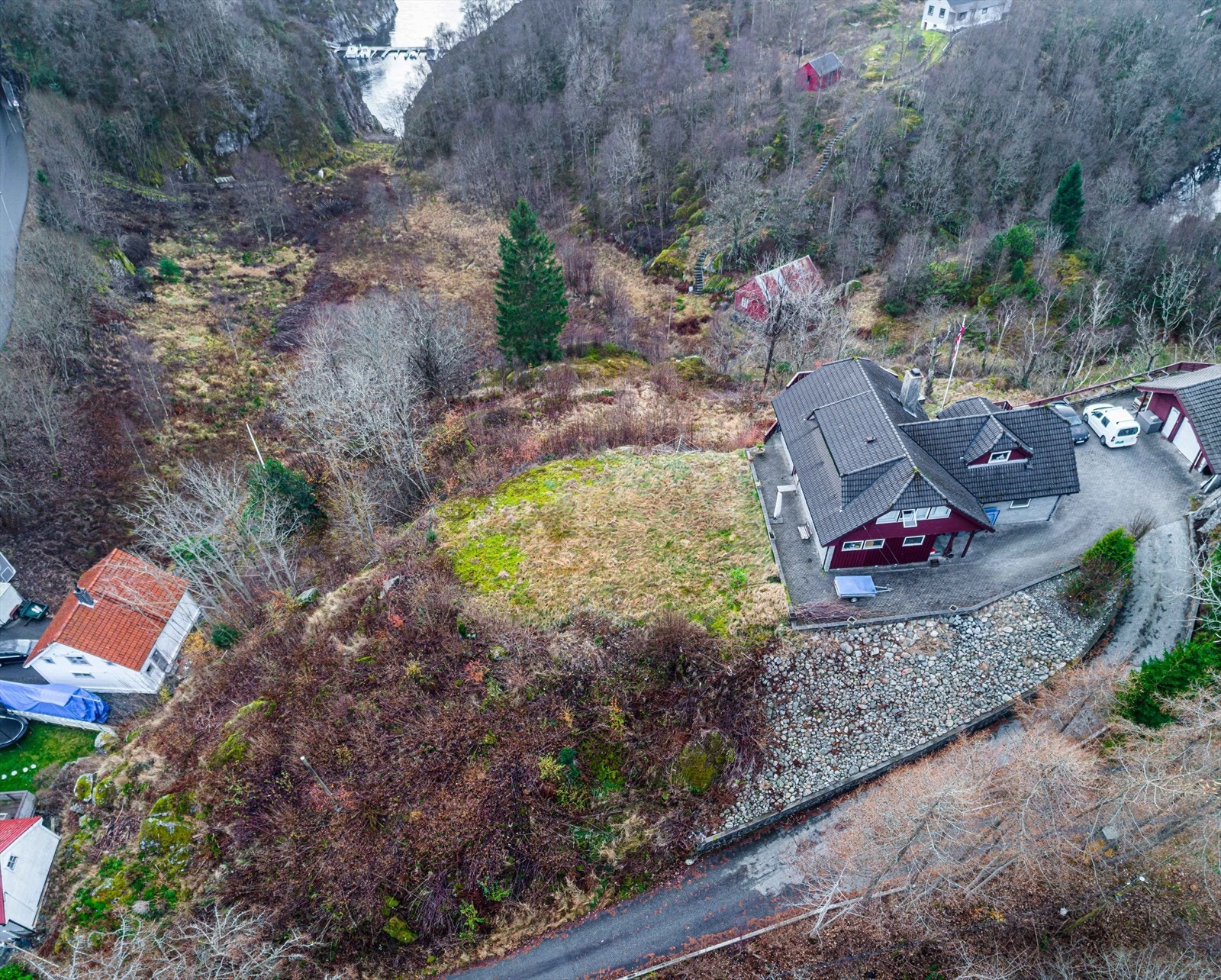 Eiendommen består av to bruksnummer med oppgitt samlet areal på: 2014,5 m². Galleribilde