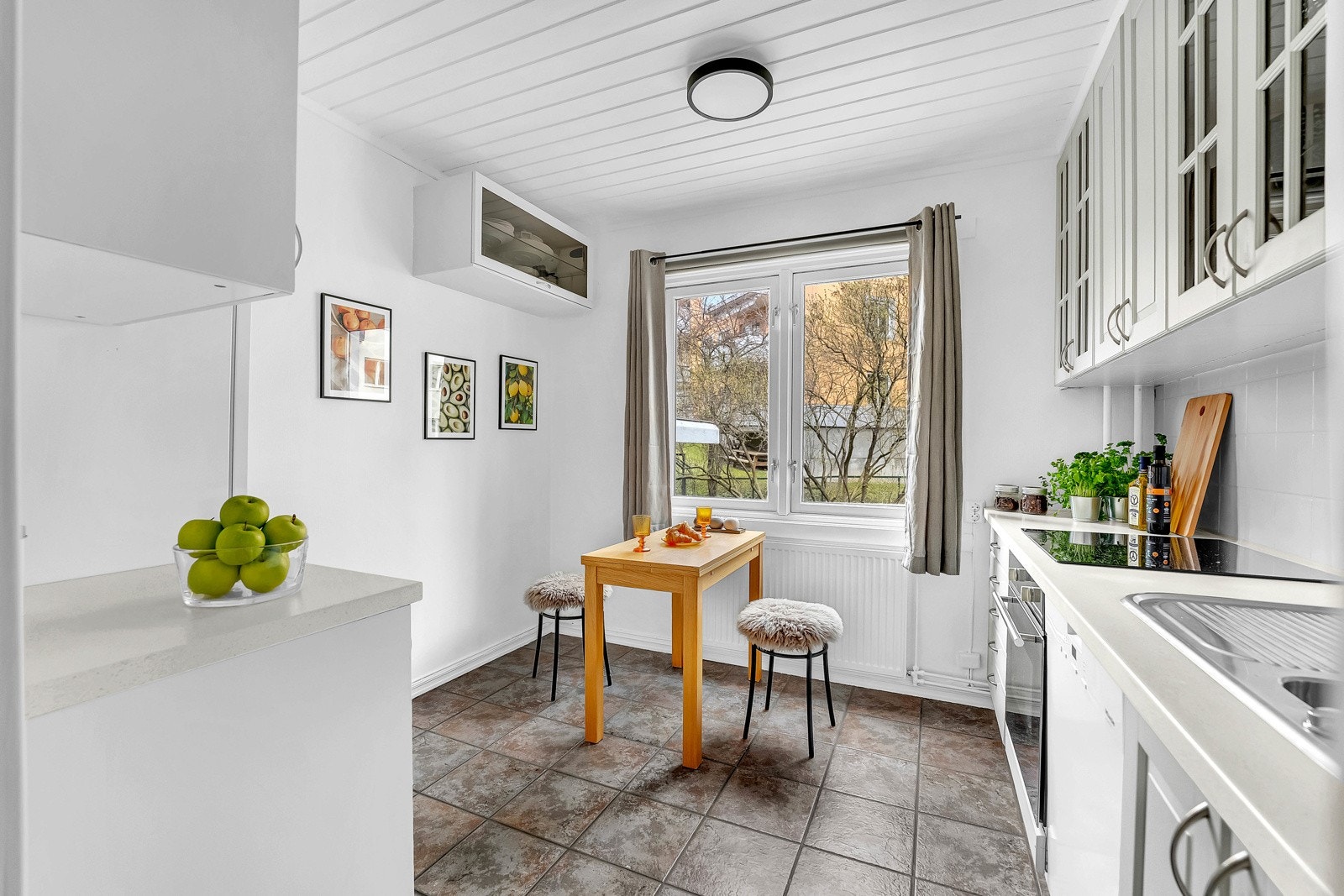 Kjøkkenet har solid og velholdt innredning fra Ikea. Galleribilde