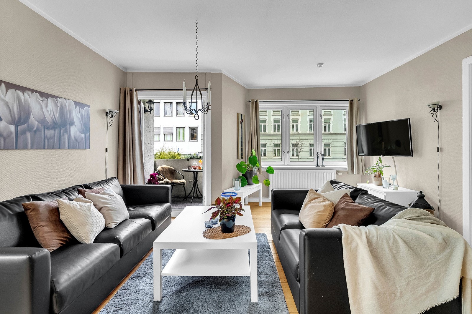 Stuen får rikelig med naturlig dagslys fra vindusflater på to vegger. Galleribilde