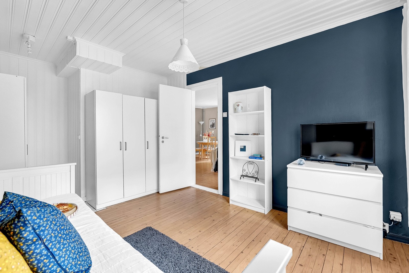 Hovedsoverommet har to garderobeskap som følger boligen. Galleribilde