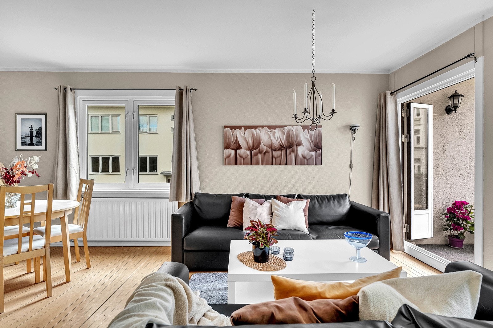 Stuen har lune tregulv og en genreøs takhøyde på 2,50 meter. Galleribilde