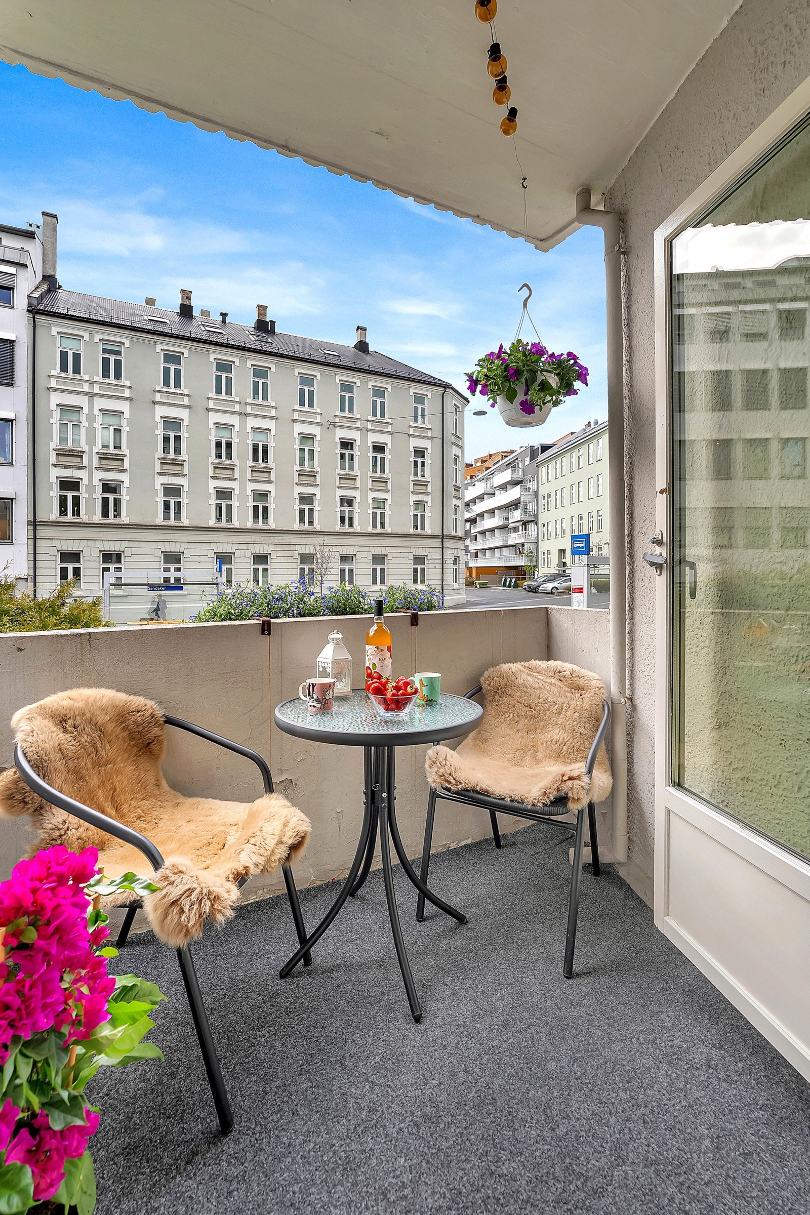 Den vestvendte, overbygde balkongen fungerer fint som et ekstra rom i den varme årstiden. Galleribilde