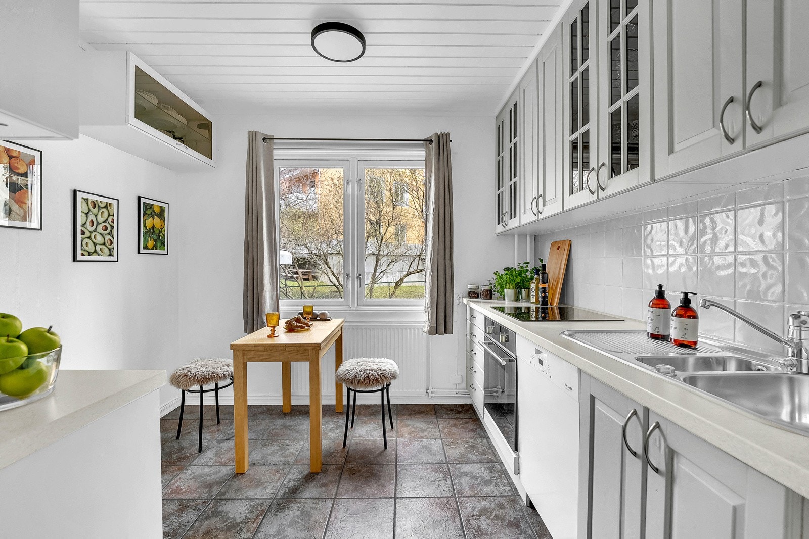 Kjøkkenet har god arbeidsplass, gode muligheter for oppbevaring og plass til spisebord ved vinduet. Galleribilde