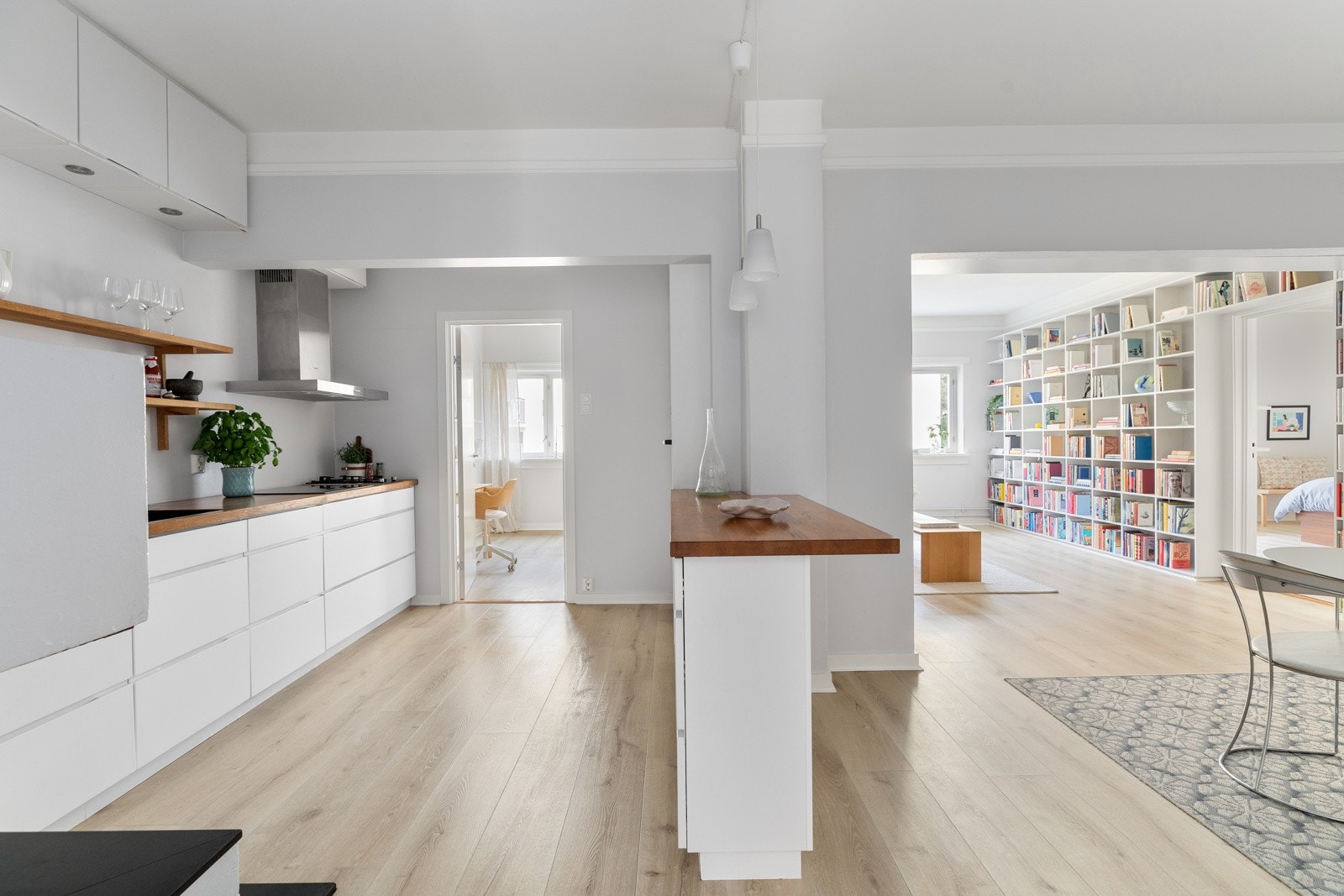 Rommene oppleves som lyse og luftige med åpen løsning mot spisestuen og kjøkkenet Galleribilde