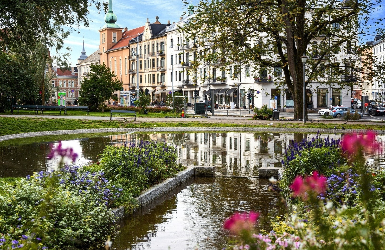 Knud Knudsens plass hvor du kan kjøpe byens beste softis på sommeren Galleribilde