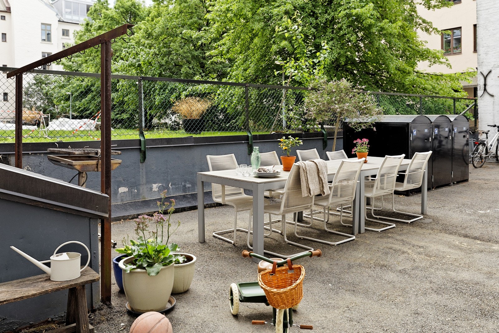 Felles bakgård med sykkelparkering, barnevognbokser, sitteplasser og grill. Det er også et fellesvaskeri og tørkeloft Galleribilde